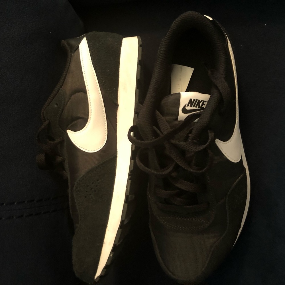 Nike Youth Size 6, like new wore a couple times, excellent condition - Picture 2 of 7